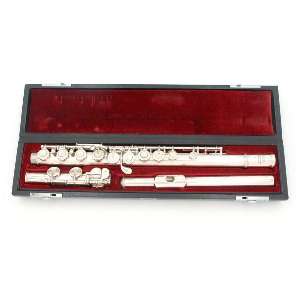 ヤマハ フルート YFL-451 頭部管銀製シリアル番号017720　管体重量410グラム(頭部管86グラム) 頭部管銀製、その他洋白、洋銀製、銀メッキ仕上、Eメカニズム付、ピントップアームkey仕様の1983年から1999年に作られたセミ...