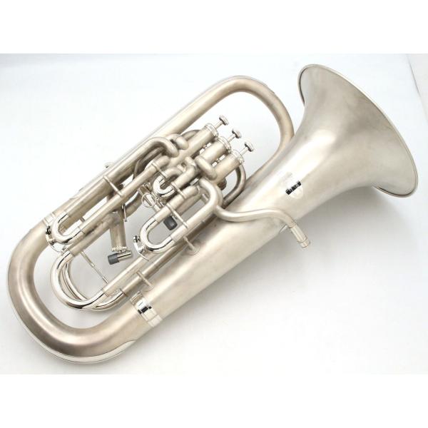 ウィルソン ユーフォニアム TA2900SSサテンシルバープレート、本体イエローブラス、4ピストン、コンペンセイティング・システムウィルソンメインモデルTA2900シリーズのサテンシルバー仕上げで、輪郭のはっきりとした太く芯のある音色です。...