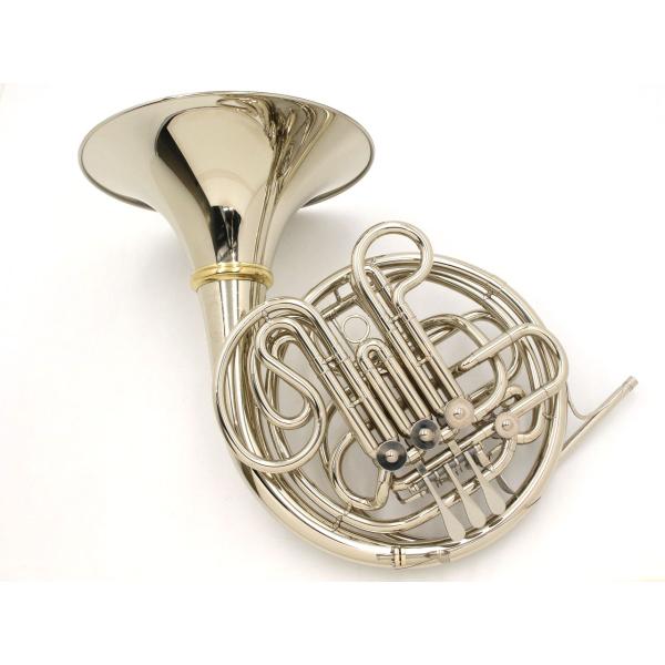 ヴェンツェルマインル フレンチホルン 205GSニッケルシルバー、ラッカー仕上げ、クルスペタイプ、デタッチャブルベルのモデル。全体的に経年劣化や通常使用に伴う傷やくすみ、変色等の使用感がありますが、目立ったダメージは少なく良好なコンディショ...