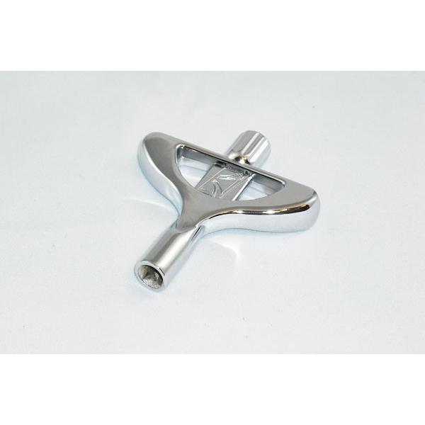 手に馴染む設計のドラムキー上端の突起をつまんで回せば効率よくボルトを回すことが可能。クローム仕上げ※画像はサンプルです。複数のモールに掲載されているため、売却に伴う商品情報の削除は迅速を心掛けておりますが必ずしもリアルタイムではございません...