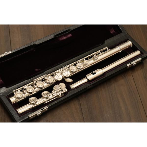 ■中古商品■機種：フルート■メーカー：ヤマハ■モデル名：YFL-811D■シリアル：#J0203■コンディション：全体的に使用キズ、頭部管から足部管にかけて凹み修正跡が目立ちます。■商品ランク:B■メンテナンス：クリーニング、全体調整済み■...