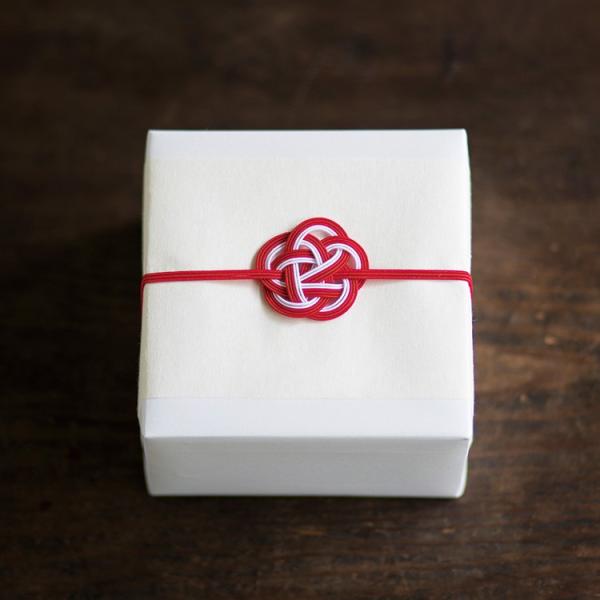 ※こちらは水引のみの商品です。※一部お付け出来かねる商品もございます。(ご対応できない商品：ペット容器や梅あぶらなど化粧箱に入っていない商品）※のし紙もご希望の方は、無地の紙に文言を記載し、その上から梅結びをおつけ致します。