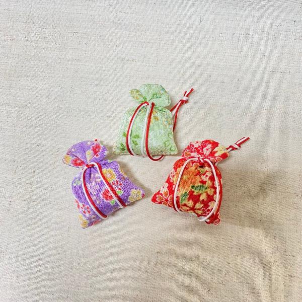 ◆商品セット内容[並香]友禅大　１ヶ縦6.5cm×横5cm＊こちらの商品は[箱なし・チャック袋入り]となります。お紐は見本と同じ、紅白二本になります。＊ご指定のお色系統でご用意致します。お柄は選べません。お柄の出方は見本とは異なりますのでご...