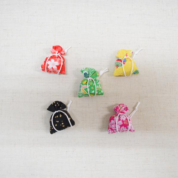 ◆商品セット内容[並香]友禅小　１ヶ縦4.3cm×横3.5cm＊こちらの商品は[箱なし・チャック袋入り]となります。お紐は見本と同じ、白一本になります。＊ご指定のお色系統でご用意致します。お柄は選べません。(細かなご希望がございましたら[注...