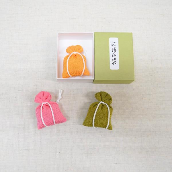 ◆商品セット内容[並香]無地大　１ヶ縦6.5cm×横5cm箱入りお紐は見本と同じ、白一本になります。２枚目のお写真は色見本になります。＊ご指定のお色系統でご用意致しますが、お柄は選べません。お柄の出方は見本とは異なりますのでご了承下さいませ...