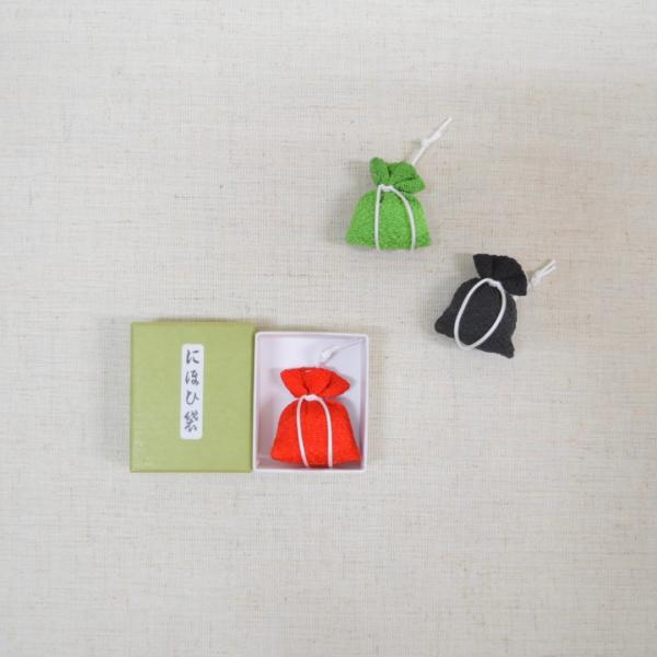 ◆商品セット内容[並香]無地小　１ヶ縦4.3cm×横3.5cm箱入りお紐は見本と同じ、白一本になります。２枚目のお写真は色見本になります。＊ご指定のお色系統でご用意致しますが、お柄は選べません。お柄の出方は見本とは異なりますのでご了承下さい...