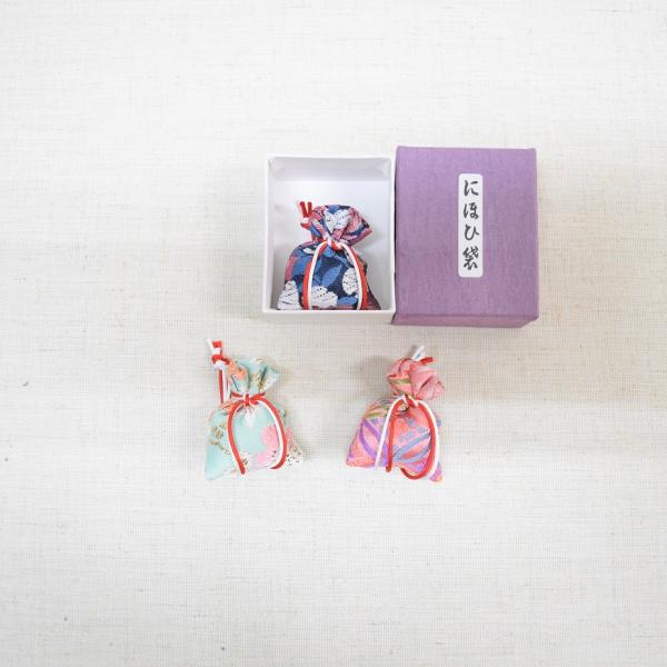 ◆商品セット内容[特製香]特製金襴小　１ヶ縦4cm×横3cm箱入りお紐は見本と同じ、紅白二本になります。２枚目のお写真は色見本になります。＊ご指定のお色系統でご用意致します。お柄は選べません。お柄の出方は見本とは異なりますのでご了承下さいま...