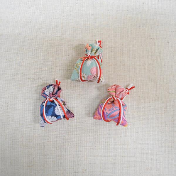 ◆商品セット内容[特製香]特製金襴小　１ヶ縦4cm×横3cm＊こちらの商品は[箱なし・チャック袋入り]となります。お紐は見本と同じ、紅白二本になります。２枚目のお写真は色見本になります。＊ご指定のお色系統でご用意致します。お柄は選べません。...