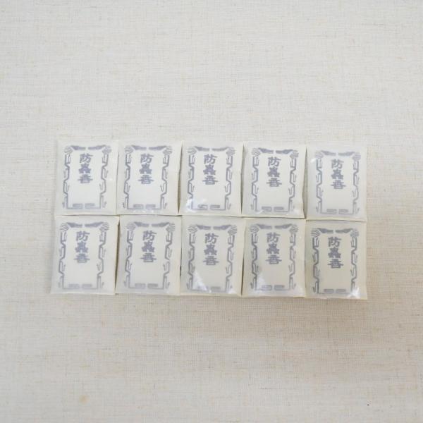 ◆商品セット内容[防虫香]防虫香 １０ヶ入　箱なしビニール入り1枚のサイズ　約5.5cm×約4.5cm○ご使用方法人形・掛け軸・書画や衣類などの防虫剤として箱や引き出しの隅に適量お入れください。タンスの場合、1段につき2〜3枚を目安にお入れ...