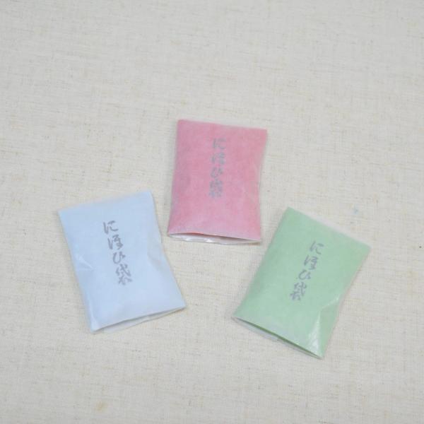 ◆商品セット内容[防虫香]いろどりタンス用　３ヶ入　箱なしビニール入り1枚のサイズ　約7.3cm×約5cmお色のご指定は御遠慮くださいませ。取り混ぜ３色になります。○ご使用方法タンスの場合、1段につき1〜2枚を目安にお入れください。・香りの...