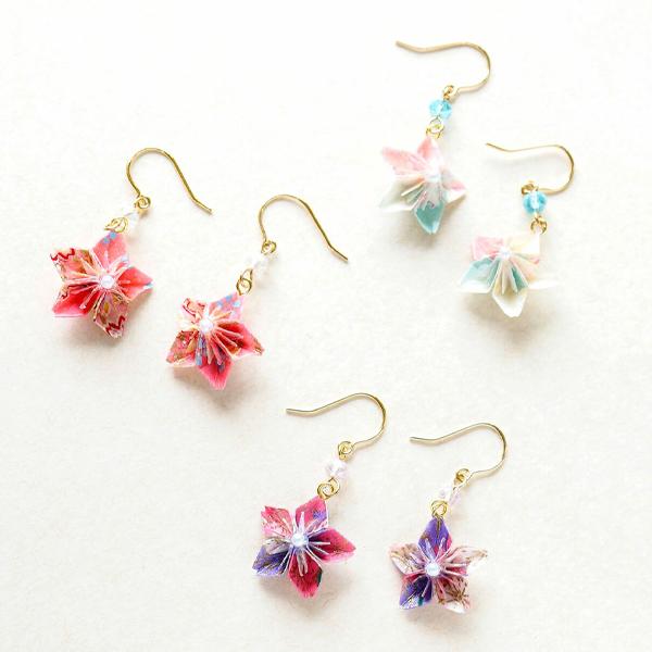 友禅和紙を使用した折り花のピアス＊色鮮やかな小花が耳元を華やかにしてくれます【サイズ】全長約：4.0cm　折り花：直径1.5cm【素　材】合金、和紙【配　送】クリックポスト（送料無料）/宅急便【注　意】紙の取り位置により柄の出方が異なります...