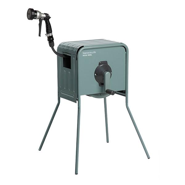 ボディ部分が金属製で耐久性の高いホースリールです。樹脂部品は交換でき、長くご使用いただけます。付属の延長脚を取り付けるとハンドル位置が地面から約50cmとなり、しゃがむことなく巻き取りが可能です。ねじれを防ぐスパイラル構造が特徴の、さらっと...