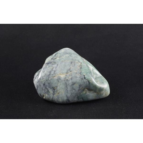 糸魚川翡翠、高品質(原石磨きと言うことでのヤフオクでの購入品) 。