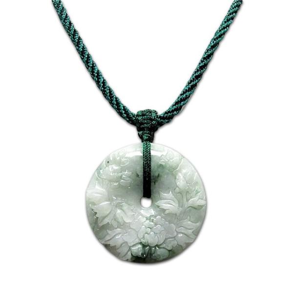 翡翠平安こう作りました。展示用です 綺麗ひすい本翡翠ジェダイト花彫り平安扣ペンダント紐ネックレス