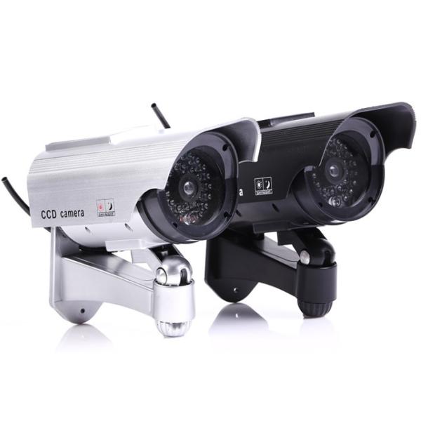 ＬＥＤライト搭載の防犯ダミーカメラです。ダミー 防犯カメラの設置は、犯罪者に「防犯意識の高い家」という印象を与え大きな脅威となります。LED点滅機能があることで昼間はもちろん、夜間のような暗闇で防犯カメラ本体が見えにくい場所でもカメラの存在...