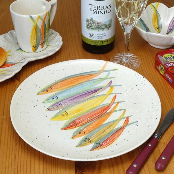 ポルトガル製 陶器 ディナープレート イワシ柄 手描き食器 ラウンドプレート サルディーニャス 大皿 直径27cm pfa-6fi
