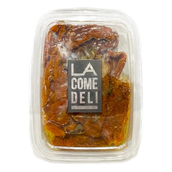 イタリアの強烈な太陽の光を浴びて育った、肉厚で甘みのあるトマト。これを天日でセミドライになるまで乾燥させることでトマトの旨味が凝縮され、独特の風味を味わうことができます。果肉は柔らかいまま赤みを残しており、香草やケッパーとともにエキストラバ...