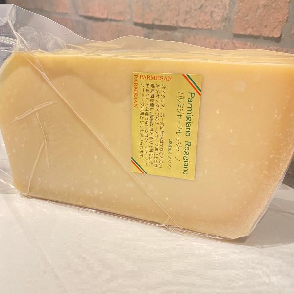 チーズ パルミジャーノレッジャーノ24カ月熟成 約1kg ブロック 100g当たり530円（税込） グローバル社 再計算