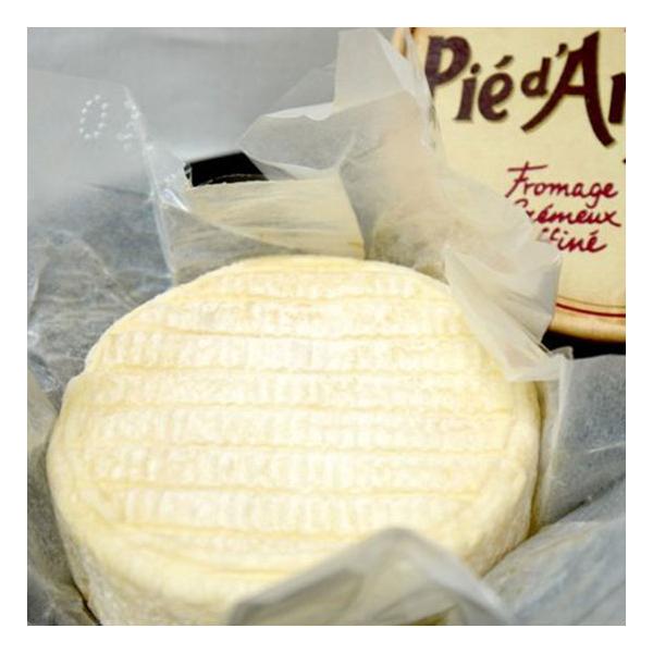 ピエタングロワはフランスのブルゴーニュ地方で14世紀から作られているウォッシュタイプのチーズです。その味わいは、まるで白カビチーズとウォッシュタイプチーズの中間のような印象。表皮はとても上品な薄茶色でふっくらとしていて、その下には淡いクリー...