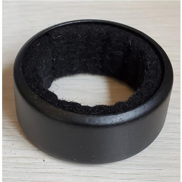 ボトルネックにはめるだけの簡単アイテム。ワインの液ダレをスマートに防ぎます。メーカー：L'Atelier du Vin ラトリエ・デュ・ヴァンサイズ：Φ45×高さ15mm材質：プラスティック、フェルト原産国：フランス個数：１個色：ブラック、...