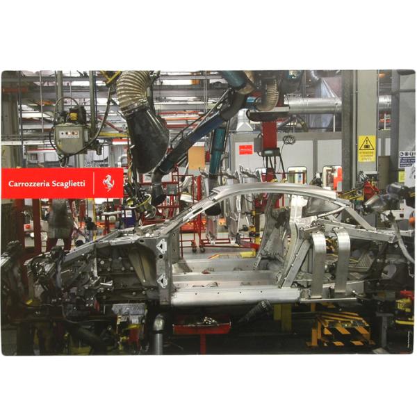 480mm(幅)×332mm(縦)Ferrariが、自らのプロモーション用に製作した数ある紙モノの中から今回ご紹介するのはファクトリー内部を切り取ったポスターです。こちらはボディ製作部門、Carrozzeria Scagliettiの一場面...