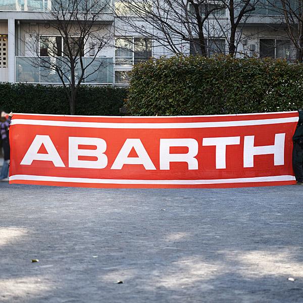 1,520mm(幅)×5,800mm(全長)ABARTH純正の特大ロゴフラッグです。ABARTHのイベントやオフ会、走行会などでご使用ください。もちろんサイズが合えばガレージにど〜〜〜んと飾ってください。部屋.インテリア.ガレージ.ディスプレイ