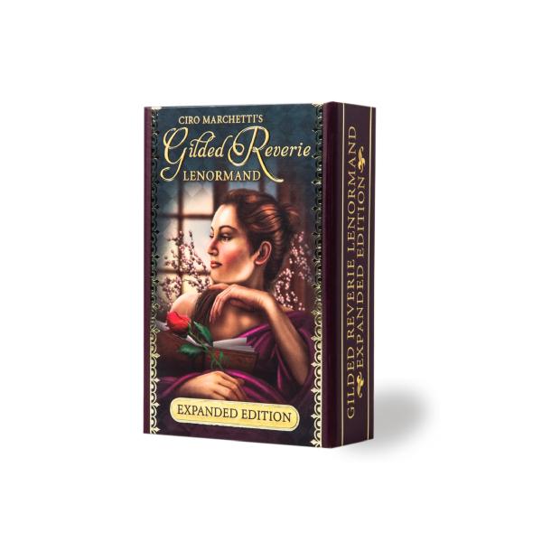 マグネット開閉式の特製ボックス入り。ル・ノルマン婦人が考案したカードをもとにして作られたカードは「ルノルマンカード」と呼ばれ、様々な種類が出版されています。こちらは、カード側面に美しい金付き加工が施された豪華なルノルマンカード。カードを扱う...