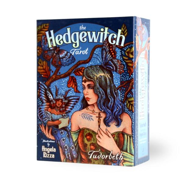 「ヘッジウィッチ・タロット」は、魔女の知恵と自然とのつながりをテーマにした78枚の美しいタロットカードです。ライダー・ウェイト・スミス版を基盤にしながらも、ヘッジウィッチ（境界を行き来する魔女）の世界観を融合させ、物質世界と霊的世界をつなぐ...