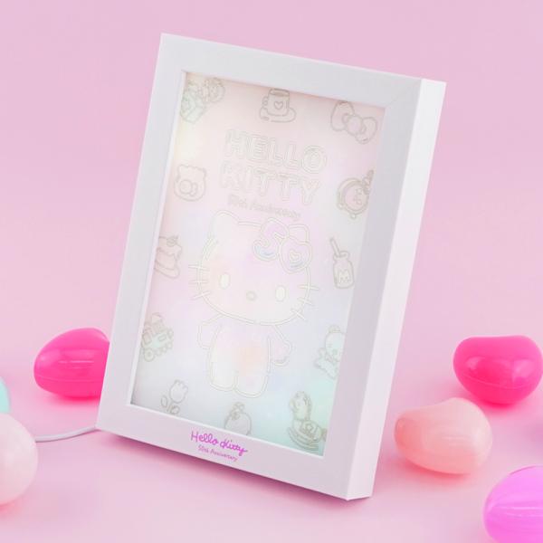 ●ハローキティ50周年「The Future in Our Eyes」デザインの世界観を表現したサプライズピクチャー！●スイッチを入れるとモノクロのアートフレームが、スイッチを入れると「The Future in Our Eyes」をイメー...
