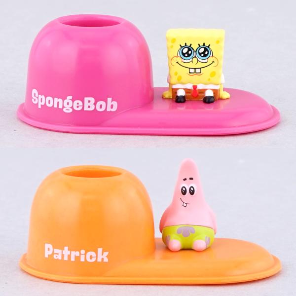 ●スポンジ・ボブのフィギュアがちょこんと乗った「歯ブラシスタンド」が登場！●洗面所に置けば、毎日の歯みがきタイムがもっと楽しくなります♪●デスクでのペン立てや印鑑スタンドとしてもおすすめです。■サイズW63×D33×H38mm差し穴幅直径14mm