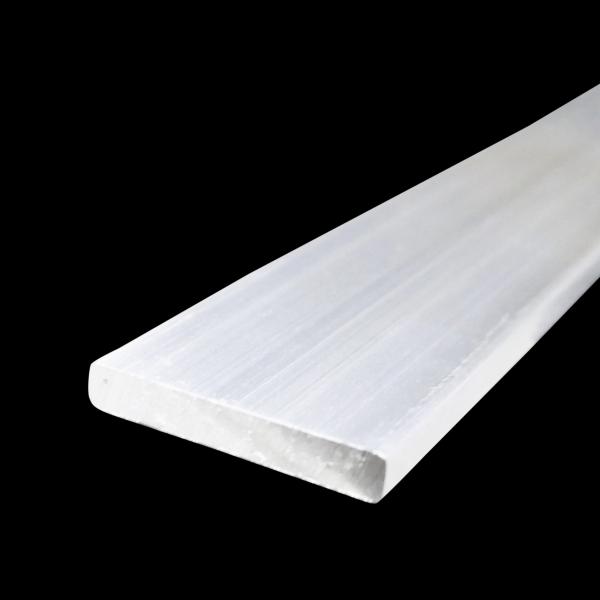 表面処理がされていない生地のアルミフラットバーとなります。 <br> A6063は市場で一般的に入手できる規格汎用材の材質で、 耐食性及び表面処理性もよく溶接にも使われます。<br> 建築用材，土木用材，家具，家電製...