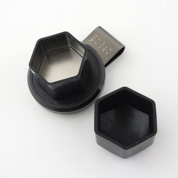 商品発送元：ビリヤード 通販 キューショップジャパン強力な磁力でチョークケースの脱着時も安心できる、チョークシャーク CHALK SHARK。ジョン・リーチ氏の設計をベースに、カムイが製品化。宝飾品、陶芸品、刃物などのデザイン設計を...ス...