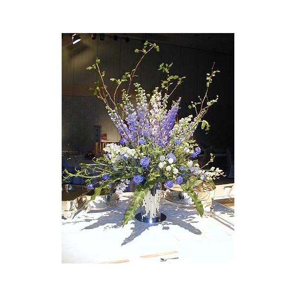 商品発送元：シンコーフラワーセンターバラ・デルフィニウム・枝物　他フラワー・ガーデニングサイズ : 高さ：140cm   幅:130cm  奥行：130cm使用花材 : バラ・デルフィニウム・枝物　他