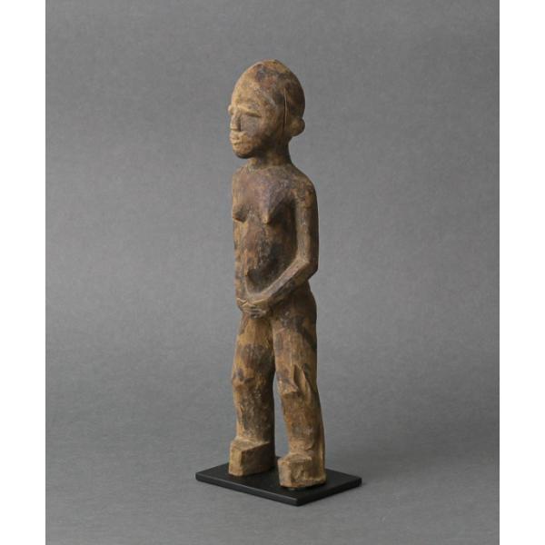 商品発送元：KANKAN ONLINE SHOPおもちゃ・ホビー・ゲーム、アート・美術品・骨董品・民芸品、骨董品・アンティークブルキナ・ファソに居住するロビ族の村の彫り師が作る“バテバ”と呼ばれる人形です。ロビ族の世界で“ティラ”という精霊...