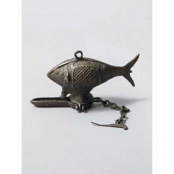商品発送元：KANKAN ONLINE SHOPおもちゃ・ホビー・ゲーム、アート・美術品・骨董品・民芸品、骨董品・アンティーク魚型の器の中に油を入れ、下に突き出した部分に燈心を置く、吊り下げ型の真鍮製オイルランプ。中に入れた油が少しずつ垂れ...
