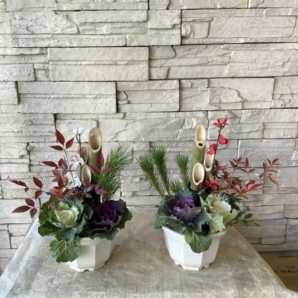 商品発送元：橋本種苗園オンラインストア家電・AV機器・カメラ【門松】　紅白のハボタンに松、竹、梅（造花）ナンテンがコンパクトにまとまった門松のミニセット。お気に入りのポットに入れるだけでお正月のお飾りが完成です。 画像2枚目のように、モダン...