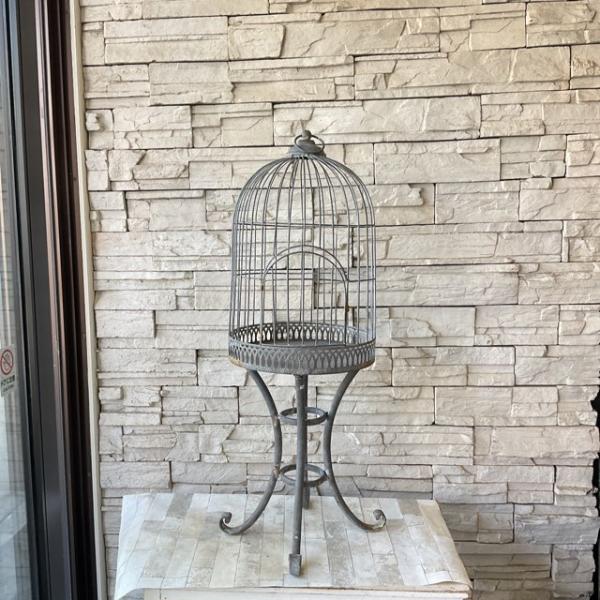商品発送元：橋本種苗園オンラインストアフラワー・ガーデニングサイズ直径30cm      高87cm鳥カゴ　直径30cm.    高さ50cm素材　アイアン在庫数の変動が激しいため表示している在庫数は目安です。欠品する場合がございますのでご...