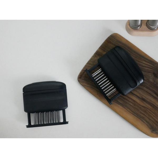 商品発送元：Hinata life生活・インテリア・文具肉刺せ！「ニクサス」でお肉をレストラン並みの柔らかさに仕上げます。生肉は下処理で筋切りすれば、お肉が反り返らずきれいに仕上がりますよね。さらに広範囲の筋を切れば、お肉が柔らかくなり、味...