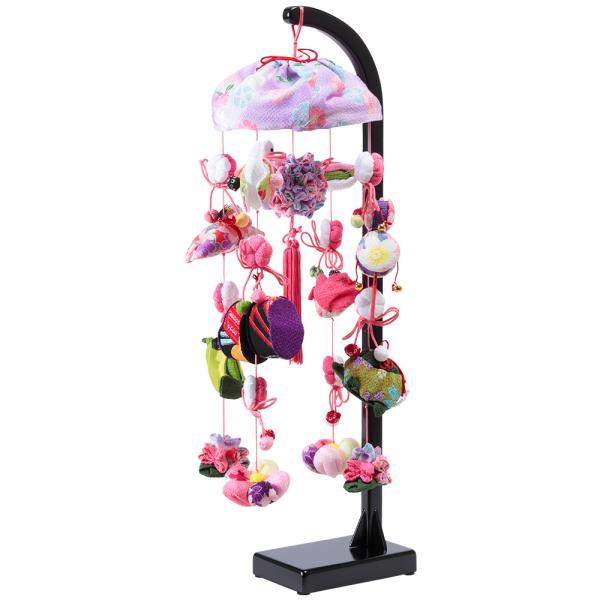 商品発送元：【公式】 人形の久月オンラインストアつるし雛キッズ・ベビー・マタニティ、キッズ、おもちゃ、人形（日本人形・フランス人形）鮮やかな明るい色合いが素敵な、おめでたい飾りを沢山あしらった人気のつるし雛です。上品な黒塗りのスタンドに、春...