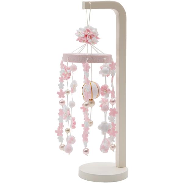 商品発送元：【公式】 人形の久月オンラインストアつるし雛キッズ・ベビー・マタニティ、キッズ、おもちゃ、人形（日本人形・フランス人形）上品な白塗りのスタンドに、繁栄の意味を持つ桜を沢山あしらった、お祝いに相応しい縁起の良い仕立てが魅力のつるし...