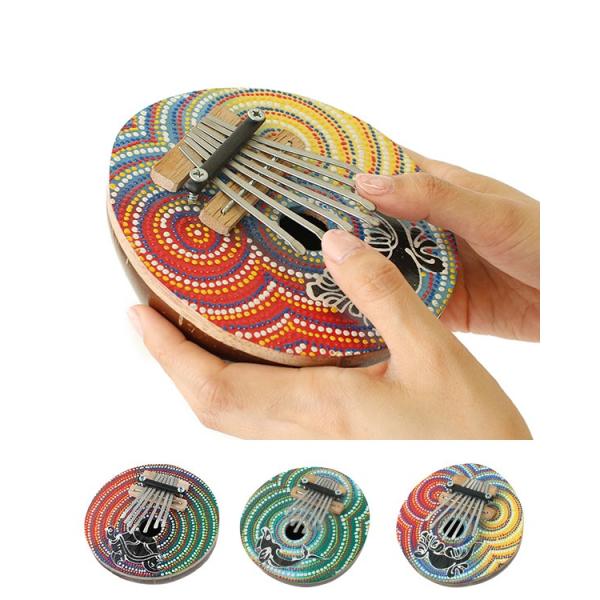 商品発送元：tesoroファッション・ブランド、レディース・婦人服《商品説明》サイズ：約高さ8〜9×直径11〜14cm生産地：インドネシア   カラフルで可愛らしいアボリジニのドットペイントが鮮やかなココナツのカリンバ（親指ピアノ）です。コ...