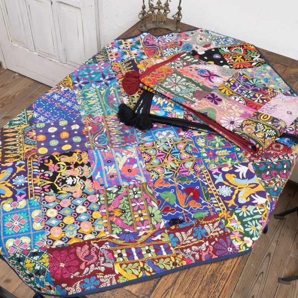 商品発送元：マライカ公式通販Y53生活・インテリア・文具、クッション・テーブルクロス・布装飾インドの砂漠地帯の華やかな刺繍古布を使ったパッチワーククロスインド・グジャラート州カッチ地方で女性のドレスや室内装飾布として使われてきた刺繍の良い部...