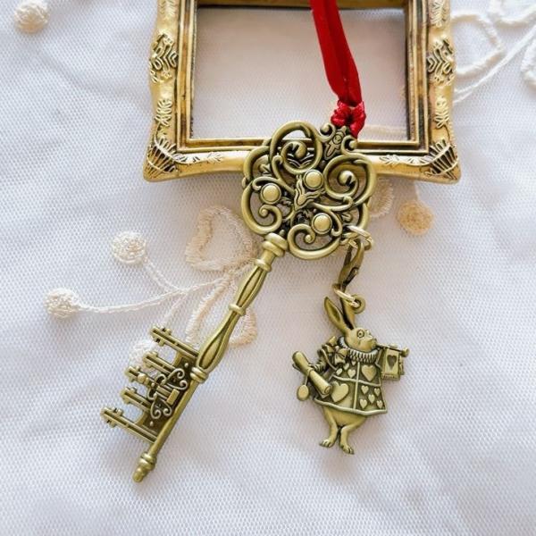 商品発送元：Vanilla Rose生活・インテリア・文具◆◆アリスインワンダーランド ラビットキーオーナメント BOX入り◆◆サ イ ズ：3ｘH10cm材　　質：合金（亜鉛）配送方法：クリックポスト可能不思議の国のアリスのうさぎのチャーム...