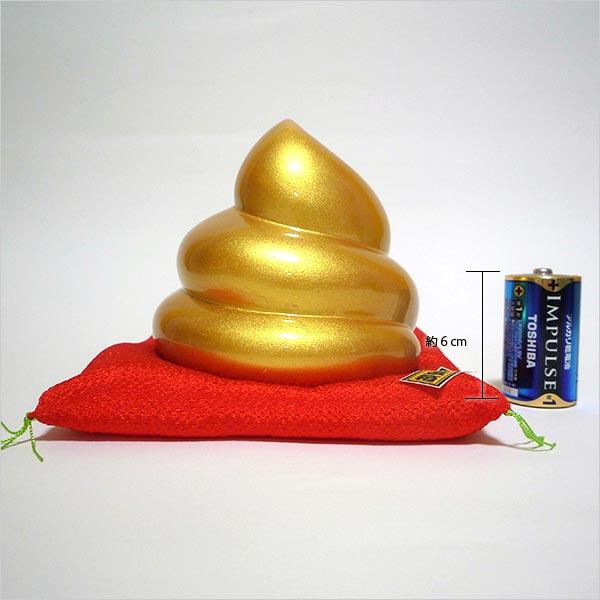 商品発送元：京都よいものや生活・インテリア・文具、インテリア小物・置物、置物大人気の金のうんこがリニューアルして帰ってきました！ぴかぴかの金のうんこが赤い座布団にどしっと座っている姿は、インパクト抜群！玄関に飾れば運気アップ間違いなし！？ ...