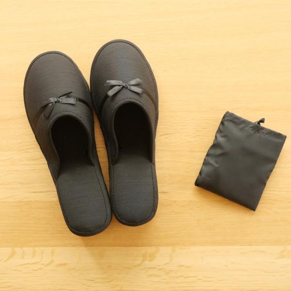 ・素材：ポリエステル（スリッパ甲＆ソール&amp;袋）、PVC（スリッパ底）・サイズ：フリーサイズ：靴のサイズ（約24.5ｃｍ程度まで）外寸約26ｃｍ ヒールの高さ：約4.5ｃｍ※足の形によっては、入りにくい方がいらっしゃいます。・持ち運び...