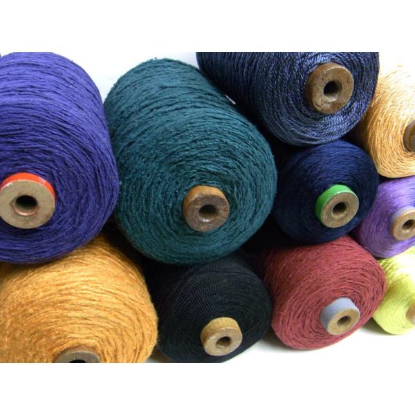 シルク及びシルク混の糸を取り合わせた福袋のご紹介です。何かを作っている時も楽しいですが、たくさんの糸を眺めながら次は何を作ろうかとあれこれ悩んでいる時もまた楽しいひとときですよね。そんなお手元にいろいろな糸を揃えて、今度は何を作ろうかな〜と...