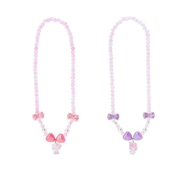 キラキラなクラッシュビーズが胸元をかわいく彩る。たのしくゆれるキャラクターのチャームがアクセント。