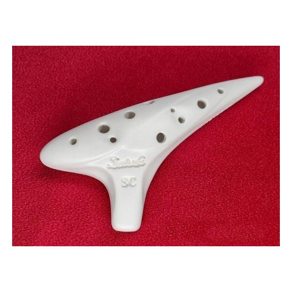 Satsuki Ocarina　ソプラノC管監修：弓場さつきイタリア語でオカリーナは“小さなガチョウ”そこからイメージを膨らませ、同じ水辺の鳥である“白鳥”をモチーフとして採用しました。「Focalink社」との共同開発により生まれたこの楽...