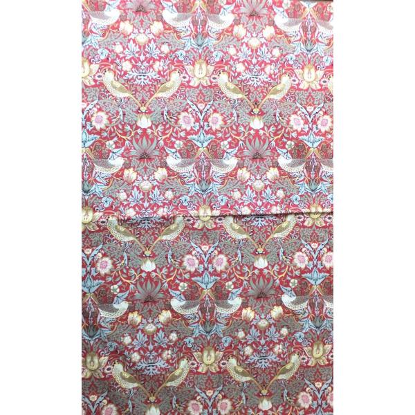 約46×約72ｃｍコットン100％イギリス製モリスの赤のいちご泥棒柄のティータオルです。食器を拭くのがもったいないような美しい柄です。ティータオルは簡単なラッピングをして発送いたします。イギリスでは食器を拭く布巾やテーブルの装飾として使われ...