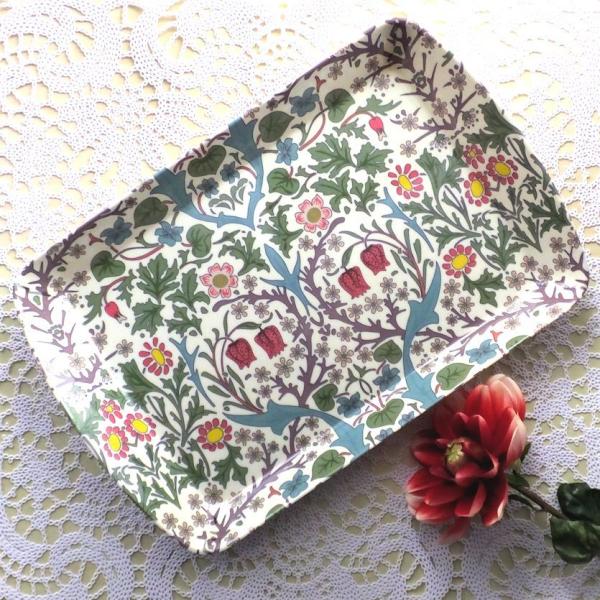 約23.5×15.5cm　深さ約2.2ｃｍメラミンイギリスデザイン中国製ウィリアムモリスのブラックソーン柄のおしゃれなミニトレイです。お手頃価格なので、何枚か揃えておくと便利です。おもてなしや小物入れにもおススメです。綺麗な柄なので、インテ...